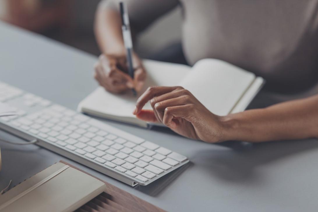 Рабочий процесс команды Skathex за обсуждением маркетинговых стратегий